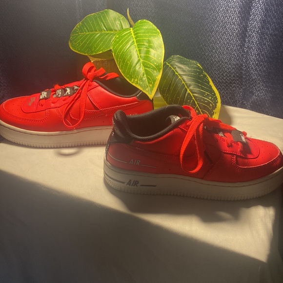 Sold Nike Air Force 1 LV8 3 CJ4092-600 size 4Y Red unisex like new condition - Picture 2 of 12